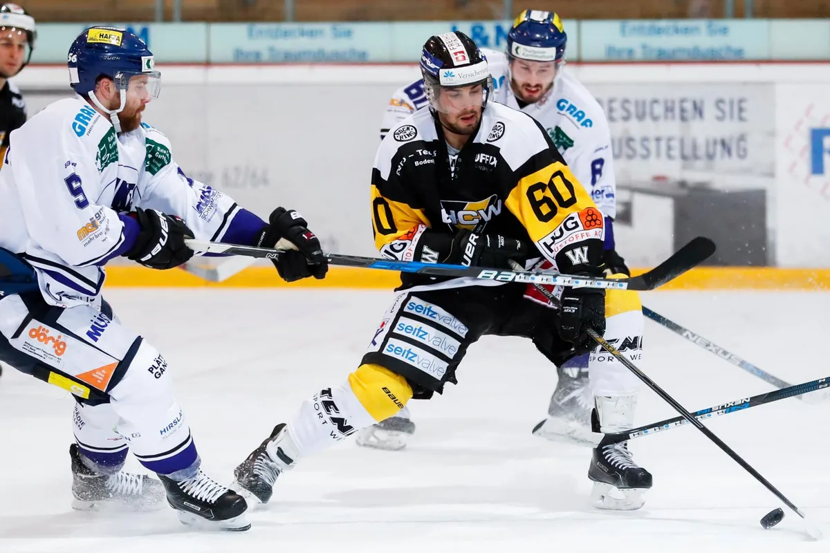 Der Wetziker Joshua Blasbalg (rechts) umkurvt Pikes-Spieler Luan Malici. (Archivfoto: Christian Merz)