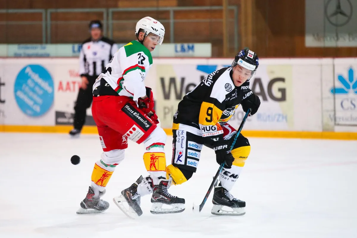 sport_25022018_eishockeywetzikonwil_dku__16__preview Wils Leeroy Rüsi (links) gegen den Wetziker Christian Trippel. (Foto: David Kündig)