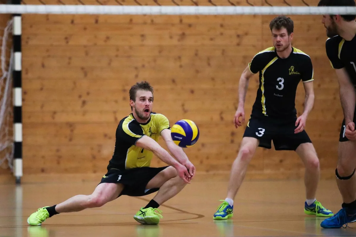 sport_25022018_volleyballwetzikonschoenenwerd_dku__1__preview Der Wetziker Libero Ivo Fischer (links) bei einer Annahme. (Foto: David Kündig), Blockarbeit der Wetziker Nicolai Gautschi (links) und Hubert Ritzdorf. (Foto: David Kündig), Rettungsaktion des Wetzikers Fabian Laumer. (Foto: David Kündig)