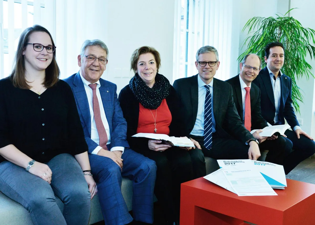 Benatwortet am kommenden Donnerstagabend die Steuerfragen aus der Leserschaft: das Expertenteam (von links): Nicole Zimmermann, Urs Kalt, Monika Zwirner, Thomas Witschi, Adrian Gubser und Christian Bosshard. (Foto: Urs Weisskopf), Steuerexperte Urs. Kalt. (Foto: Urs Weisskopf), Steuerexperte Thomas Witschi. (Foto: Urs Weisskopf), Steuerexperte Adrian Gubser. (Foto: Urs Weisskopf), Steuerexpertin Monika Zwirner. (Foto: Urs Weisskopf), Steuerexperte Christian Bosshard. (Foto: Urs Weisskopf), Steuerexpertin Nicole Zimmermann. (Foto: Urs Weisskopf)