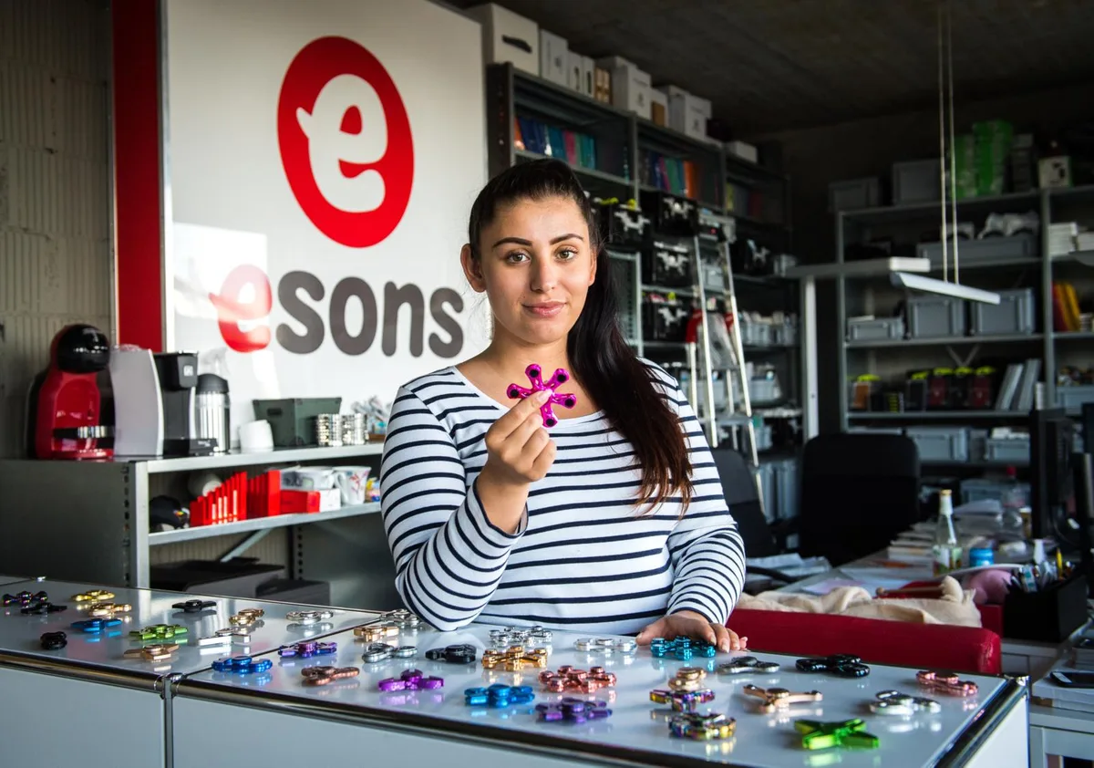wetzikon_07062017_esons_sbo_4_preview_0 Beim Onlinehändler Esons in Wetzikon hätte man sich von der Registrierung der Marke «Fidget Spinner» mehr erhofft. Im Bild: Store-Managerin Marina Obrenovic. (Archivfoto: Seraina Boner), Das eidgenössische Institut für Geistiges Eigentum in Bern hat die Fingerkreisel zum Gemeingut erklärt. Sie bleiben damit lizenzfrei. (Symbolfoto: Keystone)