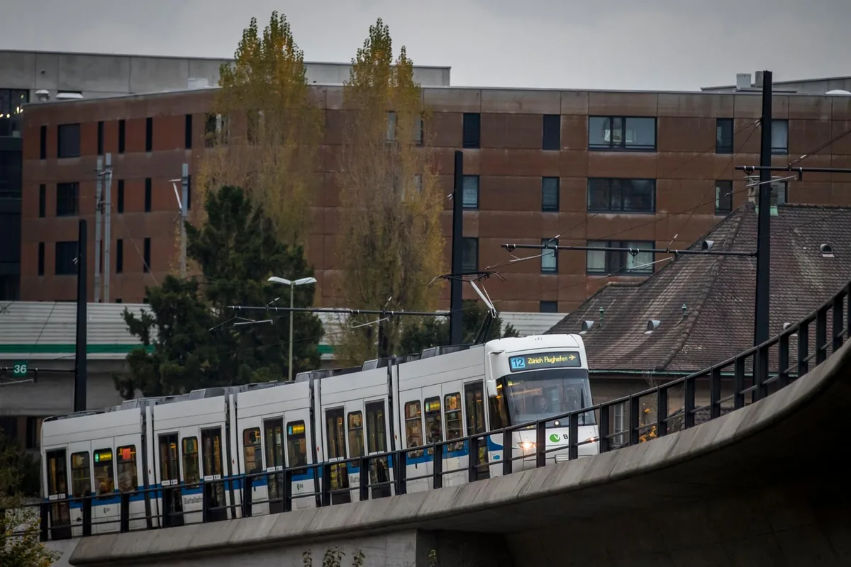 wirtschaft_09112017_immobilien_crm_15_preview Die Glattalbahn ist pünktlicher unterwegs als die VBG-Busse. (Archivfoto: Christian Merz)