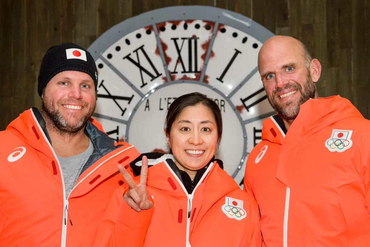 _jc11304_preview Ein Trio, das sich schon lange kennt: Tomoka Takeuchi, umrahmt von Philipp (links) und Simon Schoch. (Foto: Keystone), Philipp und Simon Schoch lassen die Snowboards ihrer Marke Black Pearl in Japan herstellen. (Archivfoto: Markus Zürcher)