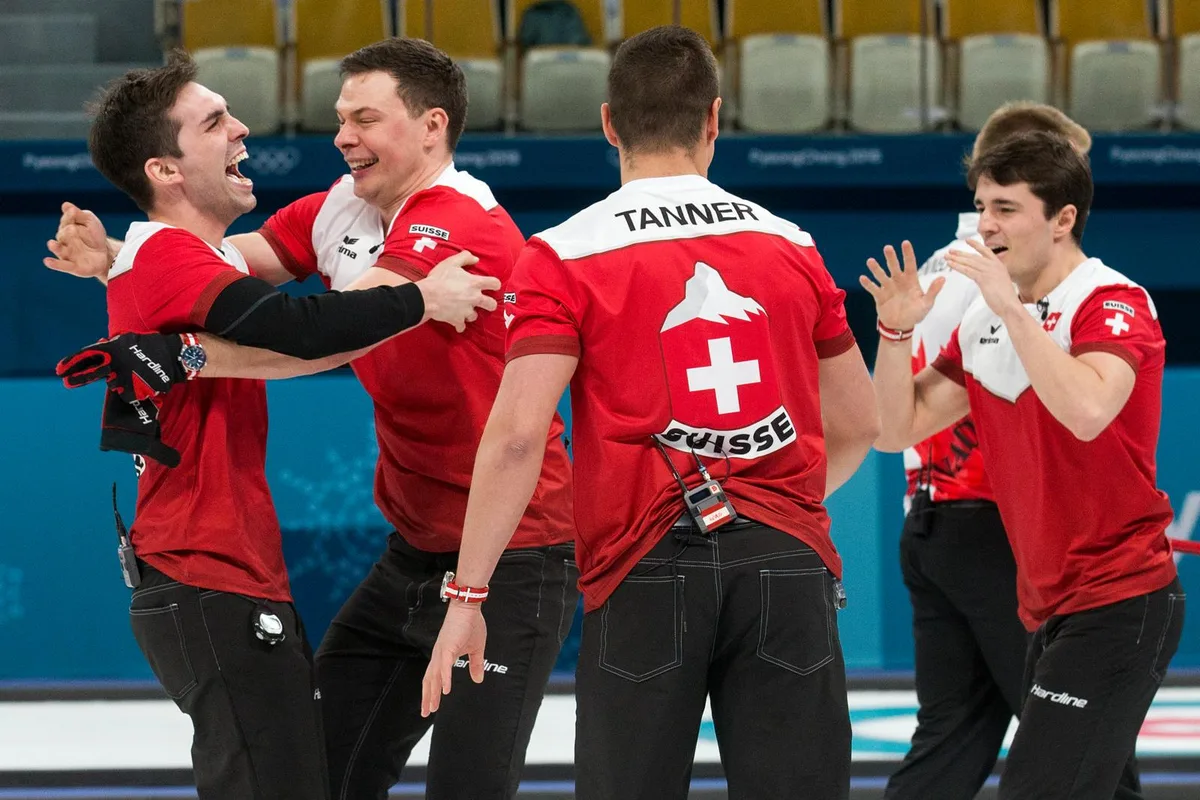 bgc2641_preview Jubel total nach dem Bronze-Sieg: Claudio Pätz (Zweiter von links) mit seinen Teamkollegen. (Foto: Keystone), Bronzemedaillen-Gewinner mit Schweizer Fahne: Peter de Cruz, Claudio Pätz, Valentin Tanner und Benoit Schwarz. (Foto: Keystone), Das Schweizer Bronze-Team mit Valentin Tanner, Claudio Pätz, Benoit Schwarz and Peter De Cruz. (Foto: Keystone), Doch noch eine Medaille: Das Schweizer Team mit Claudio Pätz besiegte Kanada. (Foto: Keystone), Jubel beim Ustermer Claudio Pätz (vorne) und Skip Peter de Cruz. (Foto: Keystone), Die Schweizer Curler im Olympia-TV-Fokus. (Foto: Keystone)