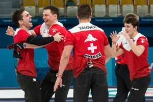 bgc2641_preview Jubel total nach dem Bronze-Sieg: Claudio Pätz (Zweiter von links) mit seinen Teamkollegen. (Foto: Keystone), Bronzemedaillen-Gewinner mit Schweizer Fahne: Peter de Cruz, Claudio Pätz, Valentin Tanner und Benoit Schwarz. (Foto: Keystone), Das Schweizer Bronze-Team mit Valentin Tanner, Claudio Pätz, Benoit Schwarz and Peter De Cruz. (Foto: Keystone), Doch noch eine Medaille: Das Schweizer Team mit Claudio Pätz besiegte Kanada. (Foto: Keystone), Jubel beim Ustermer Claudio Pätz (vorne) und Skip Peter de Cruz. (Foto: Keystone), Die Schweizer Curler im Olympia-TV-Fokus. (Foto: Keystone)