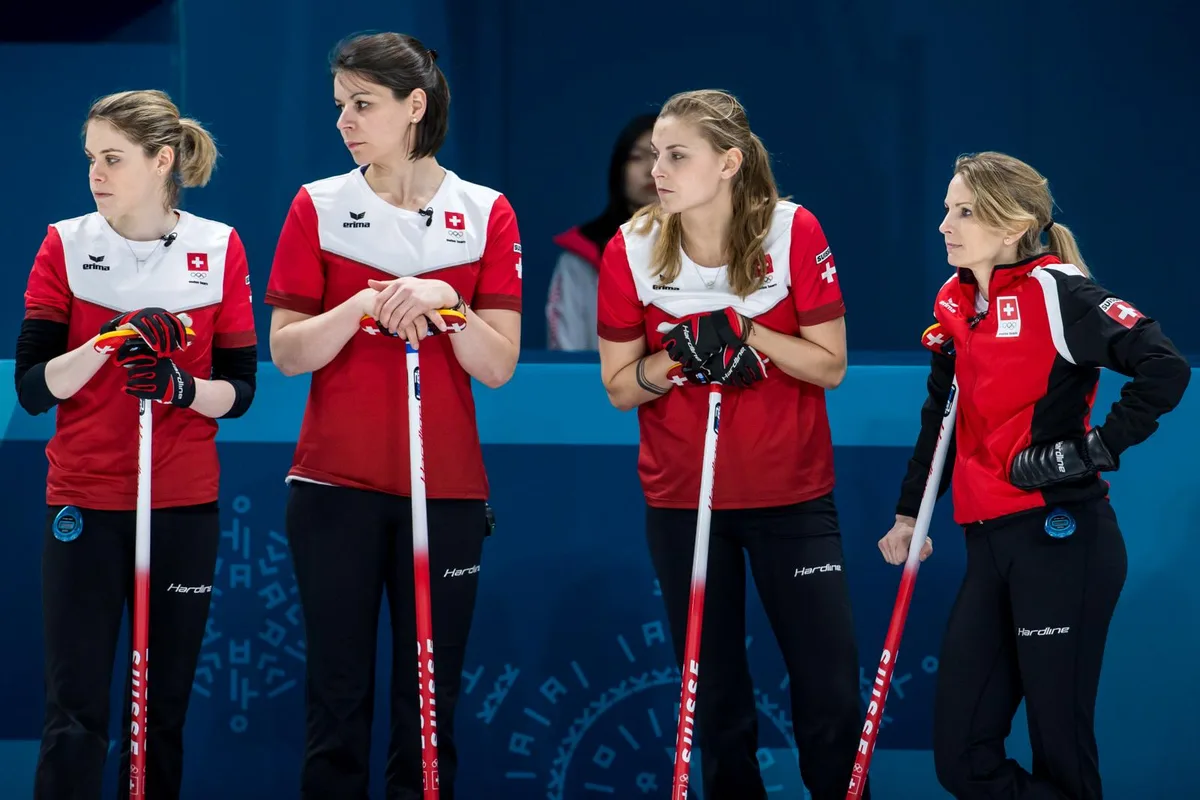 Im dritten Spiel zum zweiten Mal geschlagen: Das Schweizer Quartett mit Esther Neuenschwander (2. von links). (Bild: Keystone)