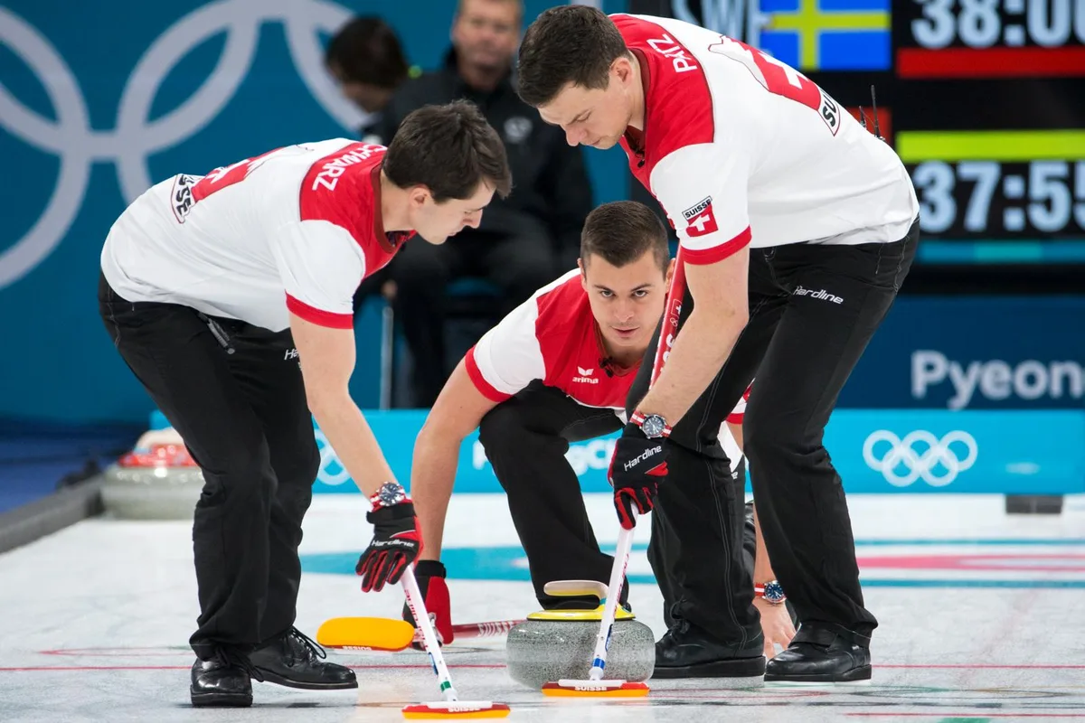 cos0085_preview Zusatzarbeit: Die Schweizer Curler (Claudio Pätz, rechts) müssen den Umweg über ein Entscheidungsspiel gehen. (Foto: Keystone)