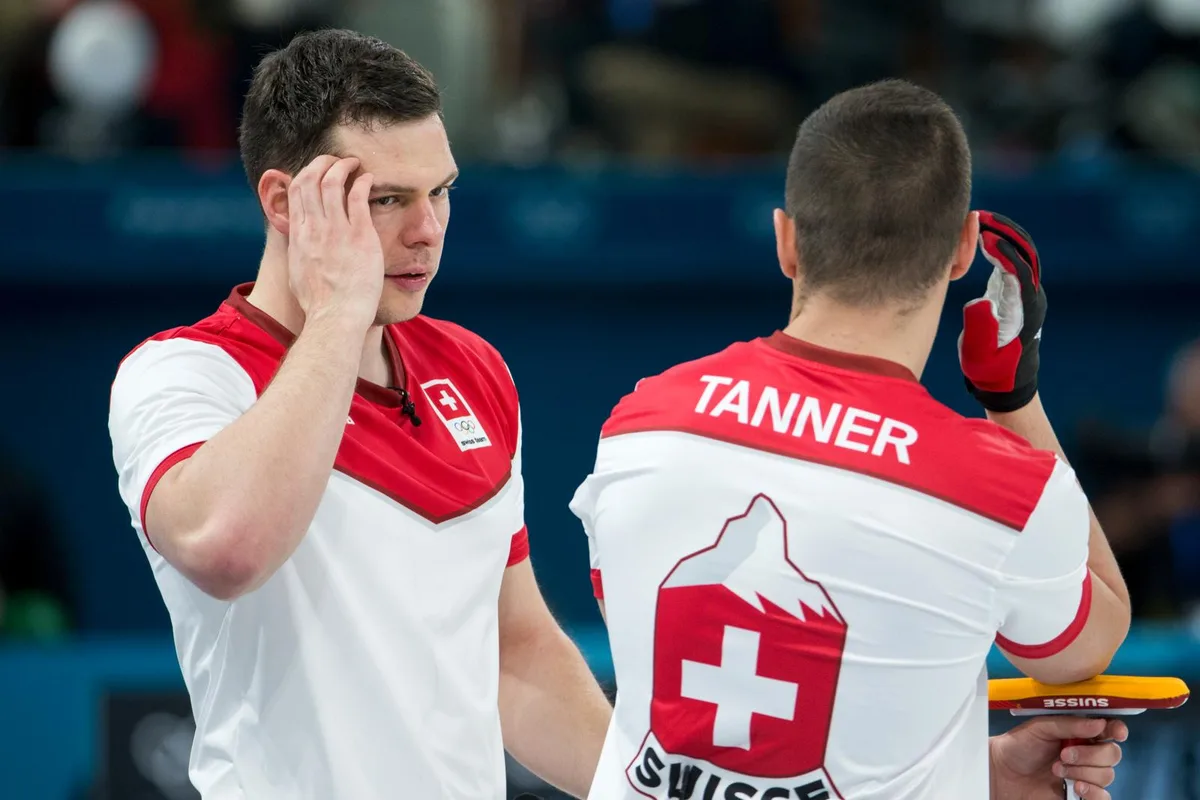 cos0877_preview Diskussionsbedarf: Der Ustermer Claudio Pätz bespricht sich mit Teamkollege Valentin Tanner. (Foto: Keystone)