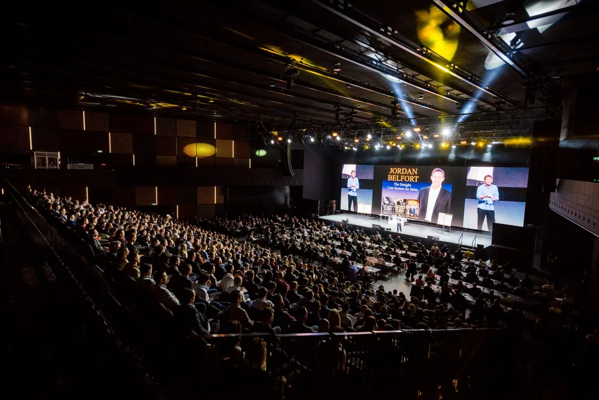fokus_belfort_13-5-17_fsm_020_preview Die Samsung Hall bietet total Platz für über 5000 Personen und kann für bestimmte Anlässe auch bestuhlt werden. (Archivfoto: Fabio Meier), Der Schweizer Popsänger Bligg gab am 27. Januar ein Konzert zur Eröffnung der neuen Halle. (Archivfoto: Seraina Boner), Amy Macdonald war in Dübendorf genauso zu Gast wie..., ... Schockrocker Marilyn Manson und..., ... Jordan Belfort, der echte Wolf of Wallstreet. (Archivfotos: Renato Bagattini und Fabio Meier)