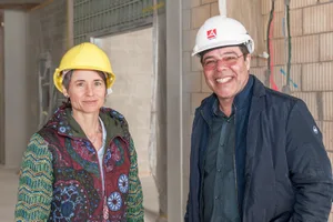 05032018_kraemeracker_uster_gu_08_preview Patricia Bernet, Abteilungsvorsteherin Bildung der Stadt Uster und Ernesto Archer, Schulleiter des Schulhauses Krämeracker, führten die Baubesichtigung. (Fotos: André Gutzwiler), Der «Adlerhorst»: Das Lehrerzimmer mit Terrasse. , Die Glasbausteine, die für «Transparenz» und «Abgrenzung» zugleich sorgen sollen., Kunst am Bau: Das Mosaik wird von den Künstlern zu einem späteren Zeitpunkt eingebaut.