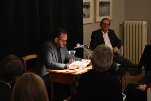 aus_0255_preview Der Zürcher Autor Jonas Lüscher las aus seinem preisgekrönten Werk «Kraft». (Fotos: David Marti), Die Lesung fand in der Villa Grunholzer vor kleinem Publikum statt., Am Schluss der Veranstaltung mischte sich der Autor noch unter die Gäste.