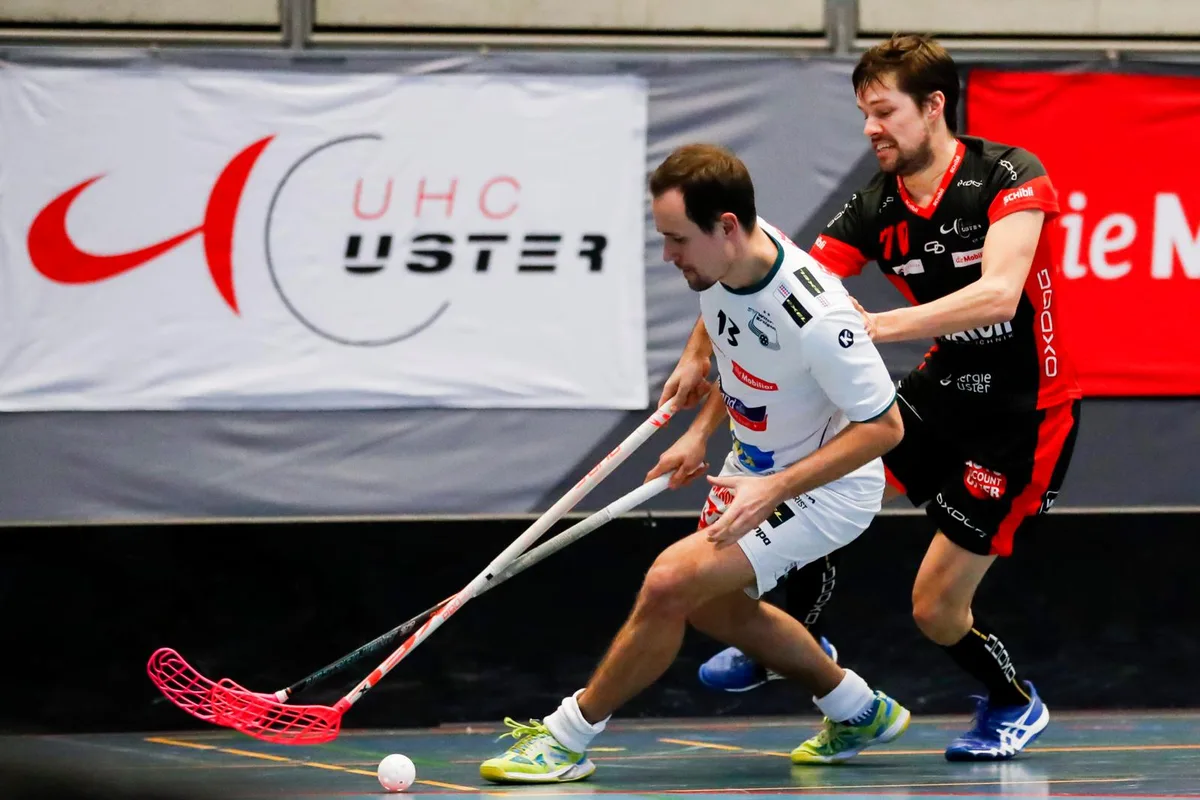 sport_04032018_unihockey_crm_09_preview Auch das zweite Playoff-Heimspiel der Ustermer (Simon Meier, hinten) gegen Wiler-Ersigen (Lukas Meister) ging verloren. (Foto: Christian Merz)