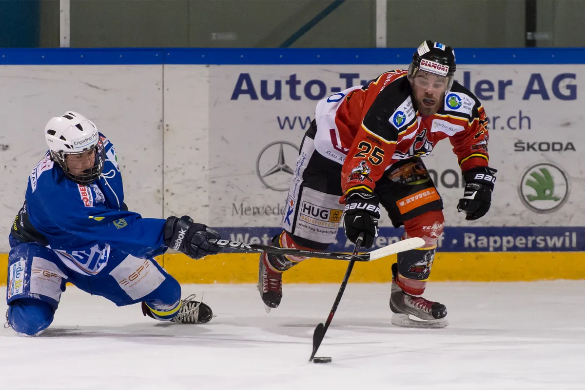 sport_05032015_eishockey_pif-2_preview Verzweifelt versucht sein Gegenspieler, den Dürnter Alain Deubelbeiss (rechts) aufzuhalten. Umsonst. (Archivbild: Robert Pfiffner)