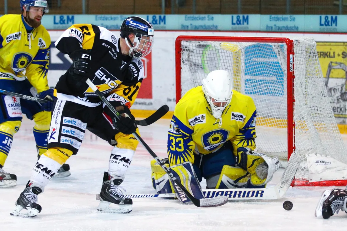sport_08032018_eishockeywetzikonarosa_dku__2__preview Der Wetziker Kevin Eggimann beschäftigt Arosa-Goalie Andrin Kunz. (Foto: David Kündig), Nicolas Marzan (links) vom EHC Wetzikon deckt die Scheibe geschickt ab. (Foto: David Kündig), Die Wetziker durften sich im Final über einen Startsieg freuen. (Foto: David Kündig)