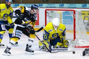 sport_08032018_eishockeywetzikonarosa_dku__2__preview Der Wetziker Kevin Eggimann beschäftigt Arosa-Goalie Andrin Kunz. (Foto: David Kündig), Nicolas Marzan (links) vom EHC Wetzikon deckt die Scheibe geschickt ab. (Foto: David Kündig), Die Wetziker durften sich im Final über einen Startsieg freuen. (Foto: David Kündig)