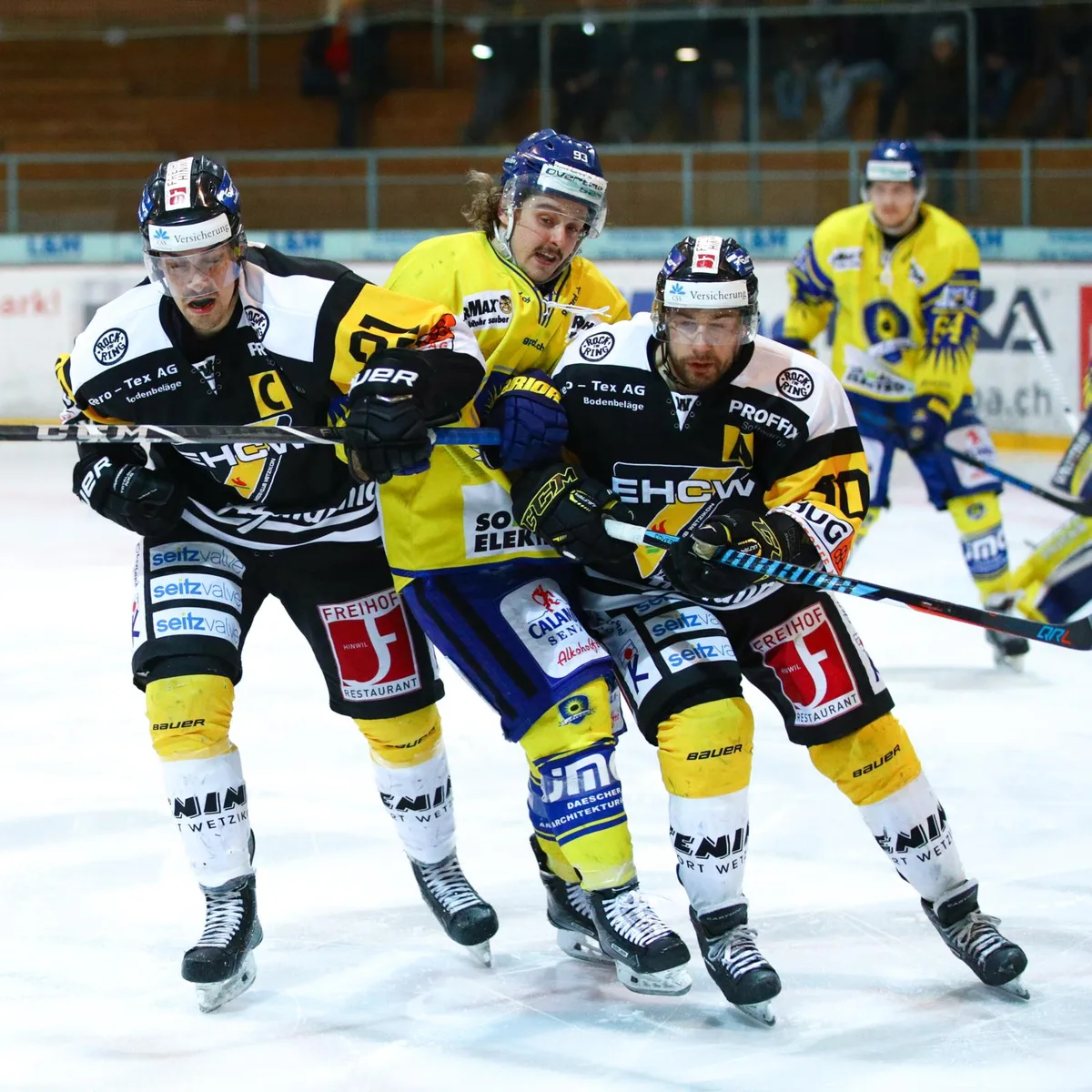 sport_08032018_eishockeywetzikonarosa_dku__4__preview Die Wetziker Nicolas Marzan (links) und Alain Butty nehmen den Aroser Reto Amstutz in den Schwitzkasten. (Foto: David Kündig)
