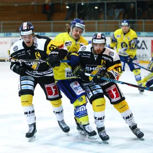 sport_08032018_eishockeywetzikonarosa_dku__4__preview Die Wetziker Nicolas Marzan (links) und Alain Butty nehmen den Aroser Reto Amstutz in den Schwitzkasten. (Foto: David Kündig)