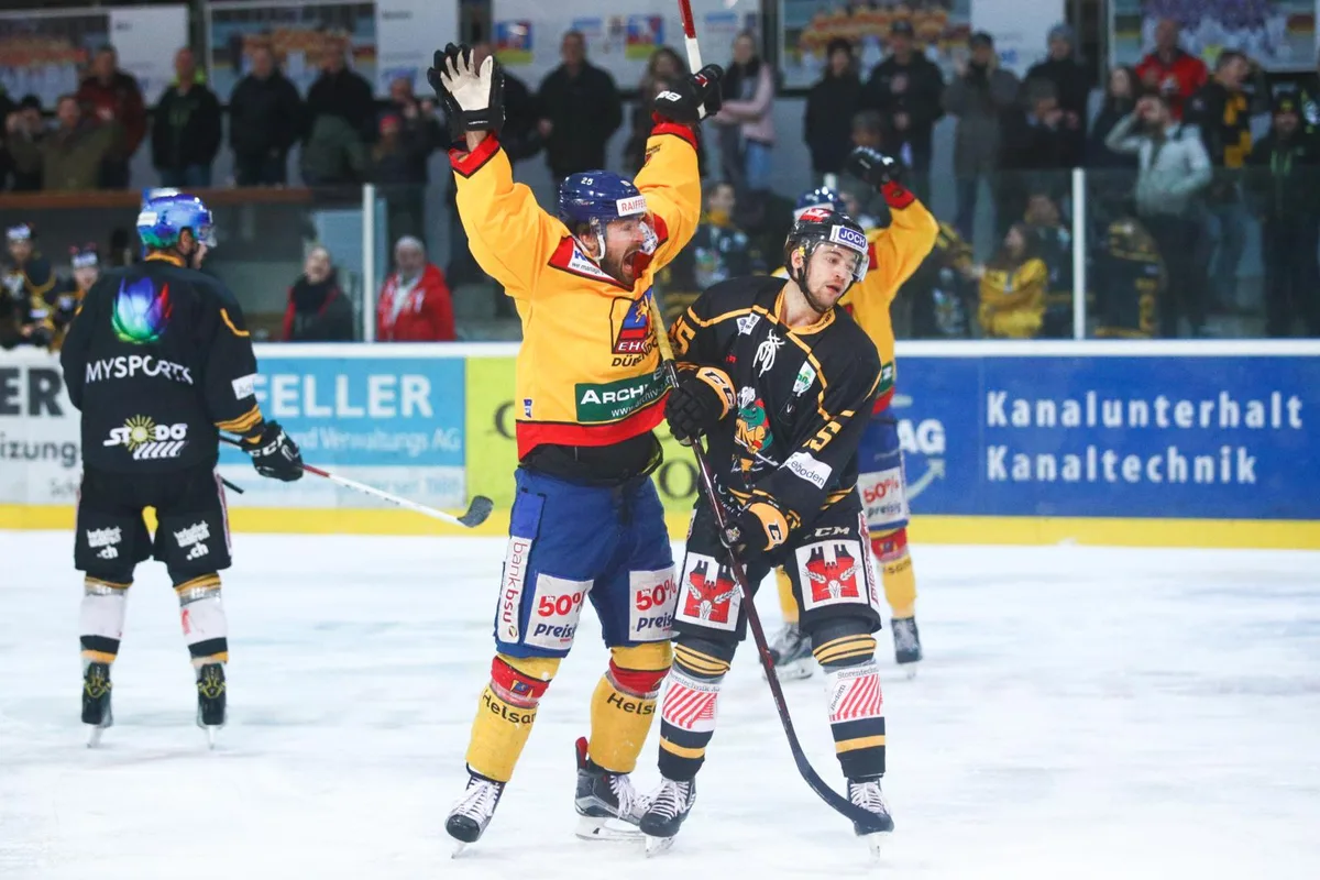 Zweimal bejubelte Dübendorf (im Bild Jann Falett) einen Treffer. (Foto: David Kündig), Dem EHCD fehlte lange die Konsequenz vor dem gegnerischen Tor: Topskorer Steven Widmer bei einem Abschlussversuch. (Foto: David Kündig), EHCD-Flügel Lars Frei gehörte zu den Aktivposten - mehr als ein Pfostenschuss schaute für ihn aber nicht heraus. (Foto: David Kündig)