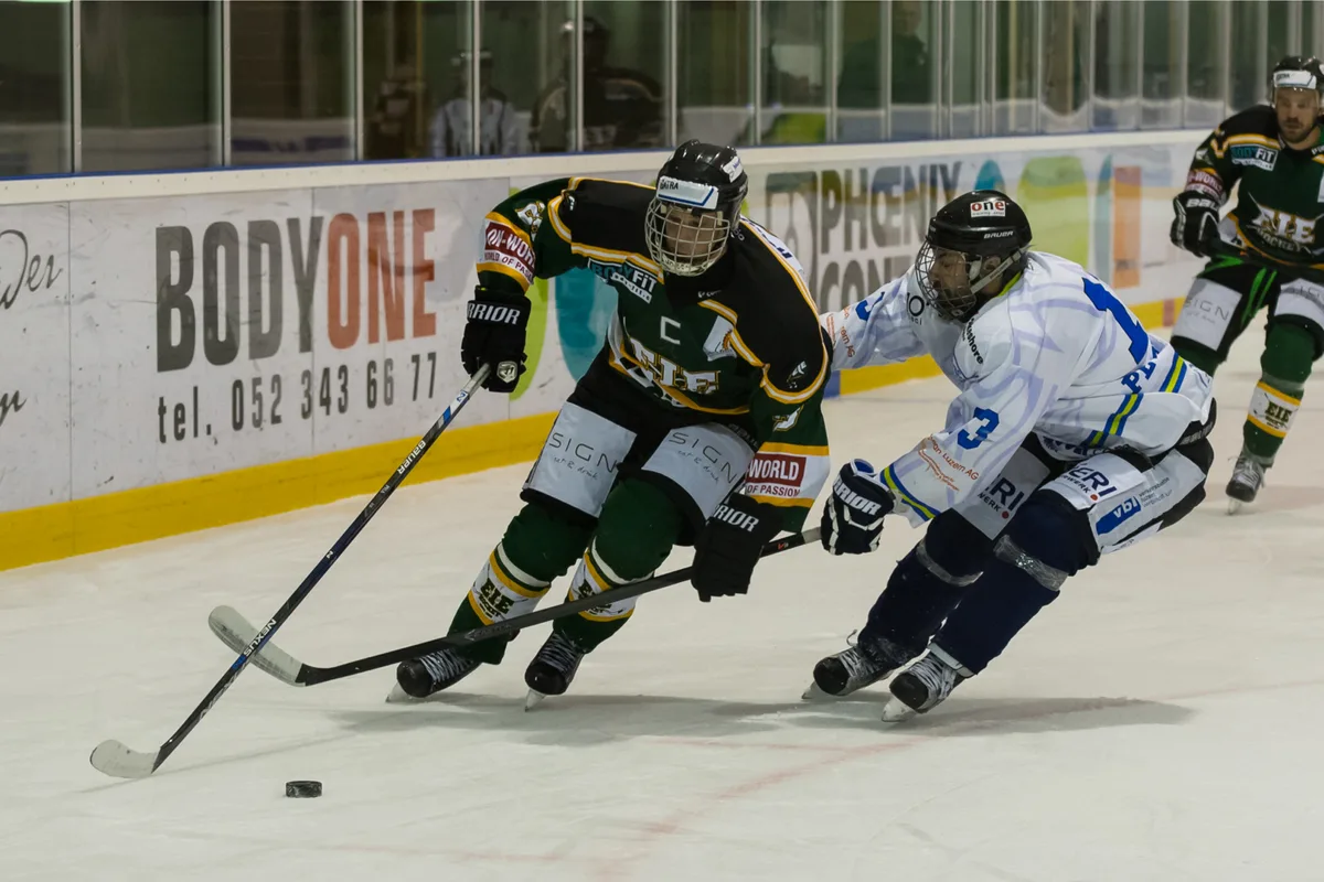 sport_122016_eishockey_pif-3_preview EIE-Captain Thomas Korsch (links) erzielte gegen Küsnacht das zwischenzeitliche 2:2. (Archivfoto: Robert Pfiffner)