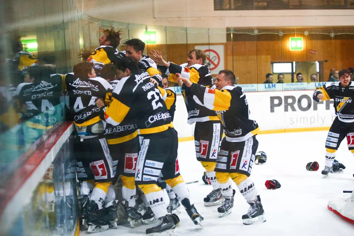 sport_13032018_wetzikonarosa_dku__23_-1_preview Zum ersten Mal seit 1980 ist der EHC Wetzikon Ostschweizer-Erstliga-Meister. (Fotos: David Kündig) , Der EHCW gewinnt das dritte Finalspiel gegen Arosa 5:2 - es ist der 17. Sieg in Folge. , Er legte den Grundstein zur Wende mit dem Ausgleich: Gianni Brandi., Wetziker Torjubel: Manuel Laimbacher feiert sein 2:1. , Oliver Bucher beschäftigt Arosa-Keeper Sven Salis. , Arosa hielt stark dagegen: Wetzikons Nino Schäppi im Duell mit Luka Carevic. , Zum ersten Mal seit 1980 ist der EHC Wetzikon Ostschweizer-Erstliga-Meister., Zum ersten Mal seit 1980 ist der EHC Wetzikon Ostschweizer-Erstliga-Meister., Zum ersten Mal seit 1980 ist der EHC Wetzikon Ostschweizer-Erstliga-Meister., Zum ersten Mal seit 1980 ist der EHC Wetzikon Ostschweizer-Erstliga-Meister., Zum ersten Mal seit 1980 ist der EHC Wetzikon Ostschweizer-Erstliga-Meister., Zum ersten Mal seit 1980 ist der EHC Wetzikon Ostschweizer-Erstliga-Meister., Zum ersten Mal seit 1980 ist der EHC Wetzikon Ostschweizer-Erstliga-Meister., Zum ersten Mal seit 1980 ist der EHC Wetzikon Ostschweizer-Erstliga-Meister., Zum ersten Mal seit 1980 ist der EHC Wetzikon Ostschweizer-Erstliga-Meister., Zum ersten Mal seit 1980 ist der EHC Wetzikon Ostschweizer-Erstliga-Meister., Zum ersten Mal seit 1980 ist der EHC Wetzikon Ostschweizer-Erstliga-Meister., Zum ersten Mal seit 1980 ist der EHC Wetzikon Ostschweizer-Erstliga-Meister., Zum ersten Mal seit 1980 ist der EHC Wetzikon Ostschweizer-Erstliga-Meister., Zum ersten Mal seit 1980 ist der EHC Wetzikon Ostschweizer-Erstliga-Meister., Zum ersten Mal seit 1980 ist der EHC Wetzikon Ostschweizer-Erstliga-Meister., Zum ersten Mal seit 1980 ist der EHC Wetzikon Ostschweizer-Erstliga-Meister., Zum ersten Mal seit 1980 ist der EHC Wetzikon Ostschweizer-Erstliga-Meister., Zum ersten Mal seit 1980 ist der EHC Wetzikon Ostschweizer-Erstliga-Meister., Zum ersten Mal seit 1980 ist der EHC Wetzikon Ostschweizer-Erstliga-Meister.