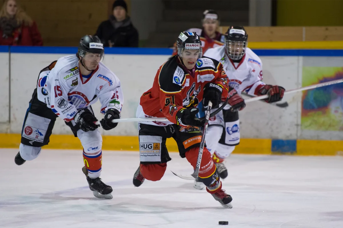 sport_14022015_eishockey_pif-4_preview Der Dürntner Loris Voneschen (rechts) traf in Luzern in Unterzahl. (Archivfoto: Robert Pfiffner)