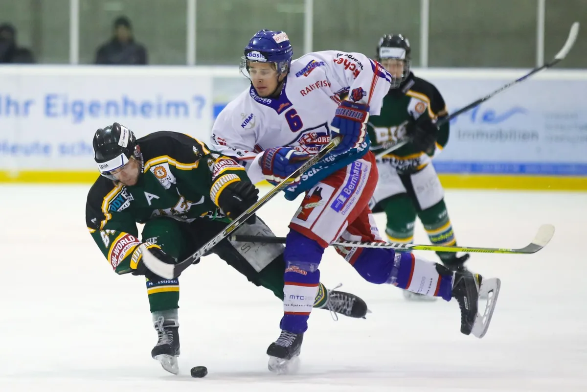 sport_16122017_eishockeyeiebassersdorf_dku__4__preview Yves Förderreuther (links) gegen Bassersdorfs Tim Eppler. (Archivfoto: David Kündig)