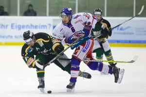 sport_16122017_eishockeyeiebassersdorf_dku__4__preview Yves Förderreuther (links) gegen Bassersdorfs Tim Eppler. (Archivfoto: David Kündig)