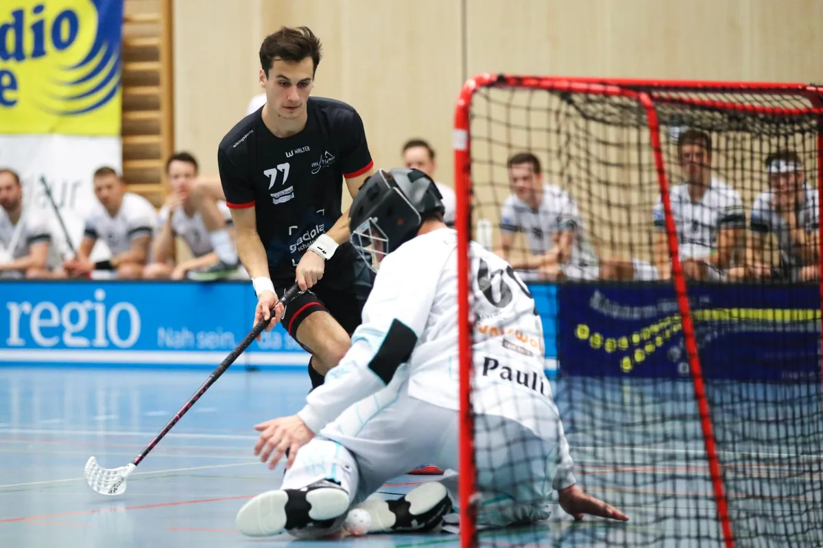 sport_16122017_unihockeyegggruenenmatt_dku__1__preview Tim Bartenstein vom UHC Pfannenstiel testet Grünenmatt-Goalie Martin Pauli. (Archivfoto: David Kündig)
