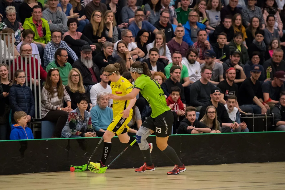 sport_17032018_unihockey_pif-2_preview Laufduell vor vollen Rängen: Riders' Nathalie Gärtner (links) gegen die Laupnerin Rebecca Vontobel. (Foto: Robert Pfiffner)