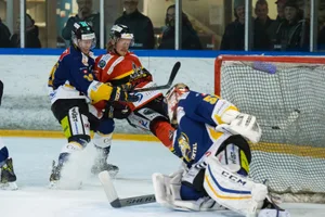 sport_20032018_eishockey_pif-5_preview Die Dürnten Vikings (Mario Senn, Mitte) wurden zuhause ausgehebelt. Sie unterlagen Rheintal 2:5.
