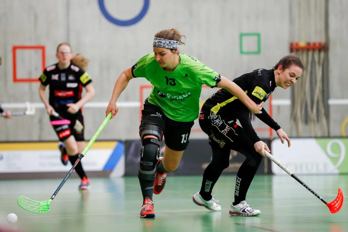 sport_21012018_unihockey_crm_03_preview Laupens Rebecca Vontobel (links) im Zweikampf mit Nadine Stadelmann (Floorball Riders). (Archivfoto: Christian Merz)