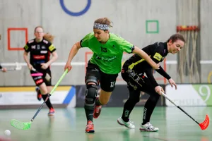 sport_21012018_unihockey_crm_03_preview Laupens Rebecca Vontobel (links) im Zweikampf mit Nadine Stadelmann (Floorball Riders). (Archivfoto: Christian Merz)