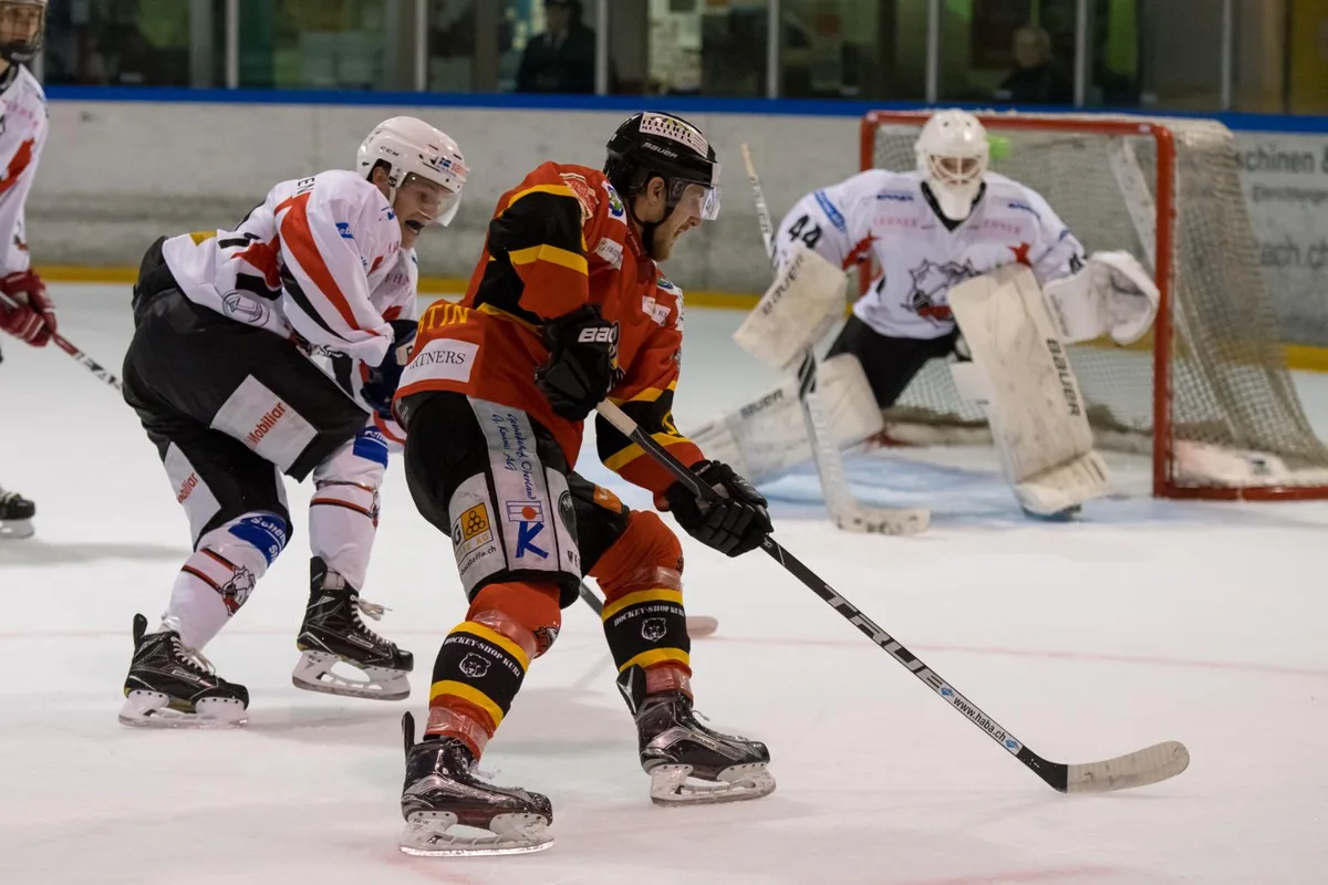 sport_23092017_eishockey_pif-8_preview Vikings Michel De Martin gegen Sursees Alain Schnyder und Goalie Marcel Felder. (Archivfoto: Robert Pfiffner)