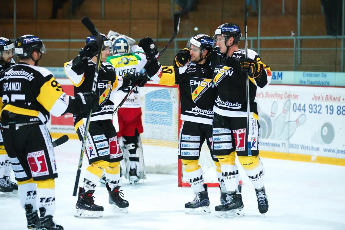 sport_25022018_eishockeywetzikonwil_dku__11__preview Freude über den Playoff-Finaleinzug: Die Wetziker Spieler feiern den 4:2-Sieg über Wil. (Foto: David Kündig)
