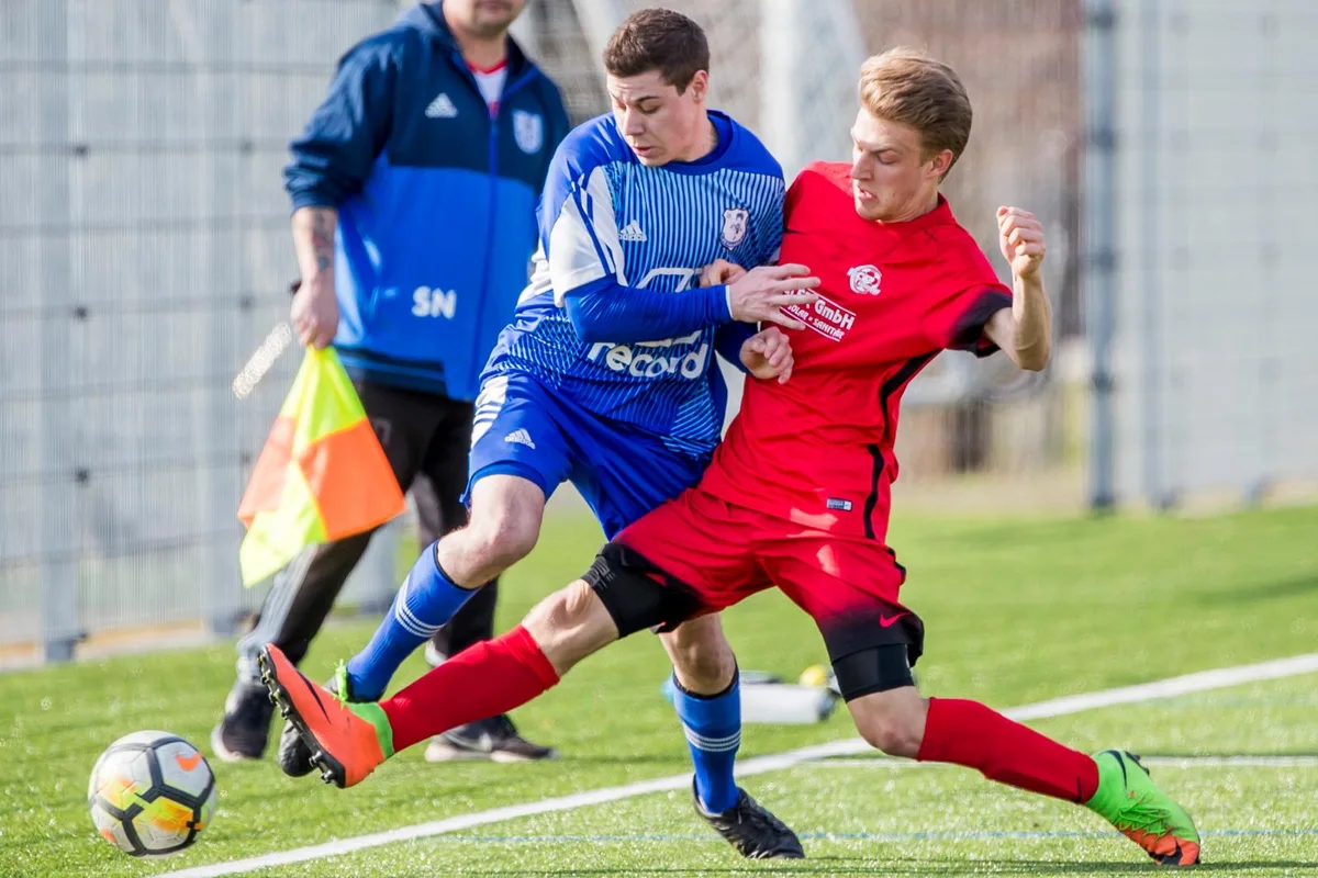 sport_25032018_fussball3liga_crm_0007_preview Fehraltorfs Tizian Kienast gegen den Pfäffiker Simon Funk (r.). (Foto: Christian Merz)