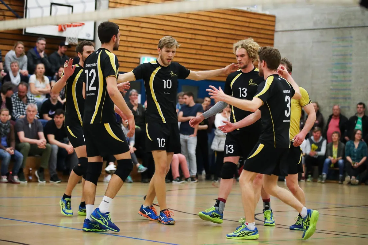 sport_25032018_volleyballwetzikonnaefels_dku__10__preview Die Wetziker Spieler freuen sich über einen Punktgewinn gegen Näfels 2. (Foto: David Kündig)