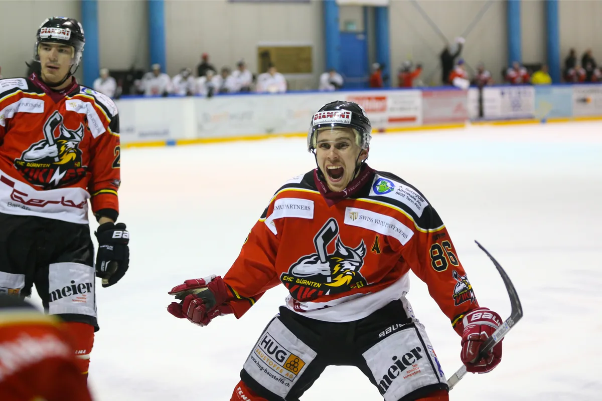 So sieht pure Freude aus: Vikings-Stürmer Andy Rüegg freut sich über einen Torerfolg - und wohl auch auf die Finalspiele gegen Rheintal. (Archivfoto: David Kündig)