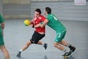 sport_27012013_handballusterpfader_dku_8_preview_0 Der Ustermer Roman Flessati (links) verletzte sich im Spiel gegen Fides St. Gallen und fiel aus. Danach geriet sein Team aus der Spur. (Archivfoto: David Kündig)