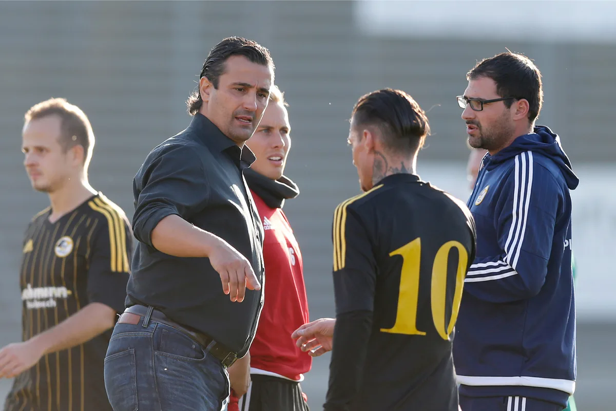 sport_30102016_fussballwetzikonbruetti_crm_17_preview Einen Schlussstrich gezogen: Dino Pinnelli trat als Wetzikon-Trainer zurück – für ihn übernimmt Andreas Häsler (ganz rechts). (Archivfoto: Christian Merz), Vom Assistent zum Cheftrainer: Das Wetziker Urgestein Andreas Häsler (Archivfoto: David Kündig)