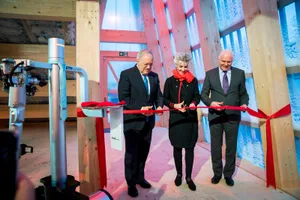 uster_02032018_inovationspark_crm_16_preview Bundesrat Johann Schneider-Ammann, Regierungsrätin Carmen Walker Späh und Swissmem-Präsident Hans Hess druchschneiden das rote Band. (Fotos: Christian Merz), René Kalt (links) übernimmt die Rolle des verspäteten Bundesrat Johann Schneider-Ammann., Das Innere des Informationspavillon..., ...und das Äussere., Der Informationspavillon am Innovationspark in Dübendorf.