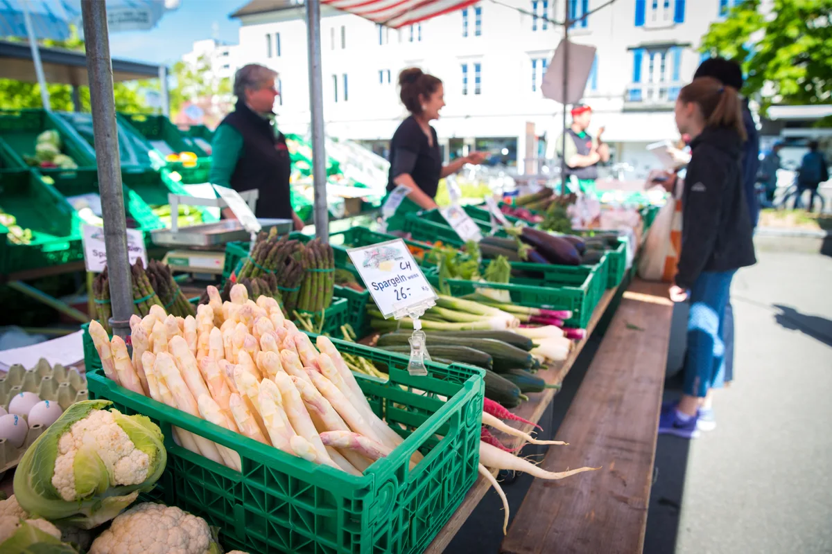 uster_06052016_wochenmarkt_sbo_5_preview Der Ustermer Wochenmarkt am Freitag könnte bald Konkurrenz erhalten. (Foto: Seraina Boner)
