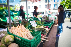 uster_06052016_wochenmarkt_sbo_5_preview Der Ustermer Wochenmarkt am Freitag könnte bald Konkurrenz erhalten. (Foto: Seraina Boner)