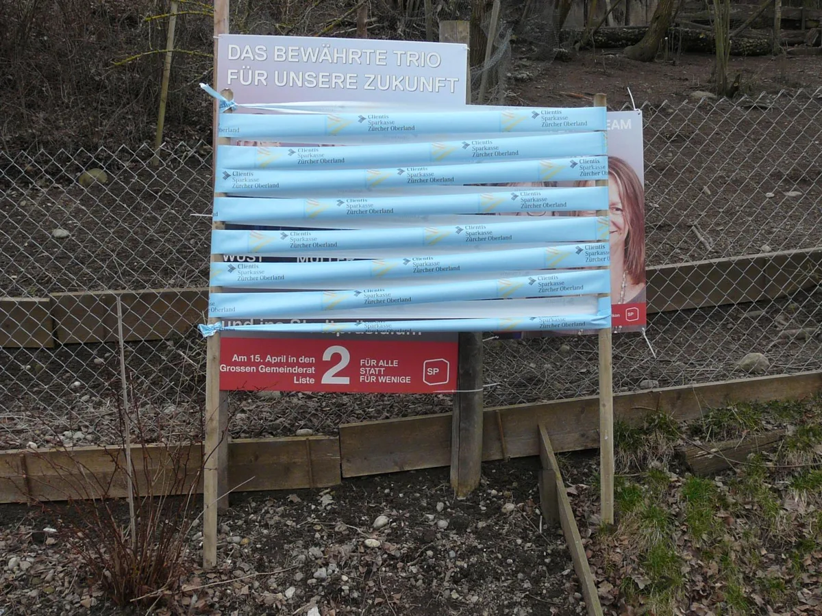 p1_preview Das SP-Plakat im Hühnergehege wurde mit einem Konstrukt aus Absperrband verdeckt. (Foto: pd), Das Absperrband stammt von der Clientis Bank. (Foto:pd), Die Bahnhofsnähe ist beliebt: Wahlplakate beim Bahnhof Illnau. (Foto: Mano Reichling)
