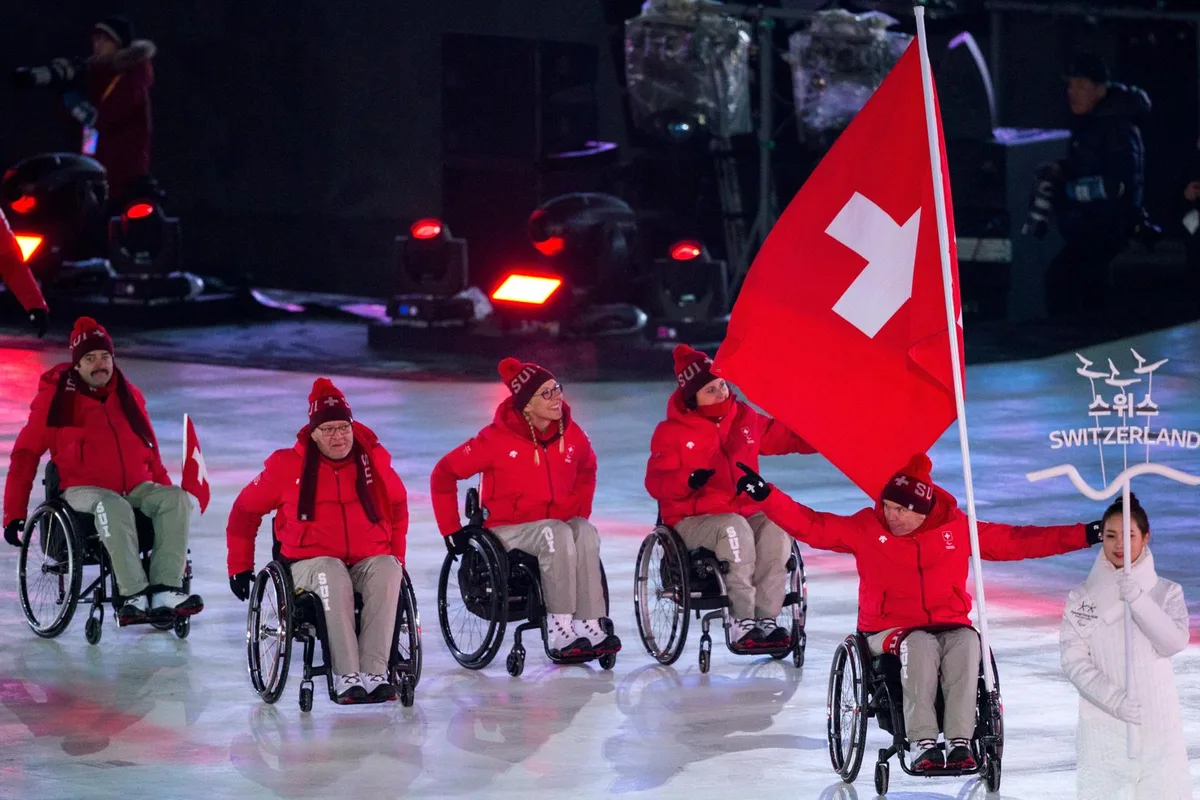 Ein spezieller Moment für Felix Wagner: Der Russiker als Fahnenträger an der Eröffnungsfeier der Paralympics. (Foto: Keystone), Ein «unbeschreibliches Glücksgefühl» empfand Wagner, als die Schweiz vor 35'000 Zuschauern ins Stadion einmarschierte. (Foto: Keystone), Wagner will in Pyeongchang auch sportliche Glücksgefühle erleben. Als Skip der Schweizer Rollstuhlcurler peilt er eine Medaille an. (Foto: Keystone)