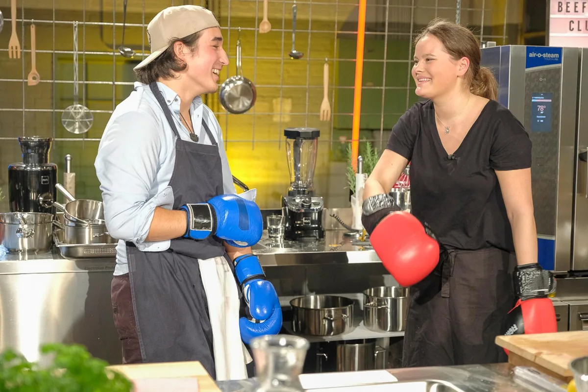 Die Jungköchin Sheena Weber (rechts) steht heute Abend im Duell mit Noah Richtsteiner (links). (Bild:PD)