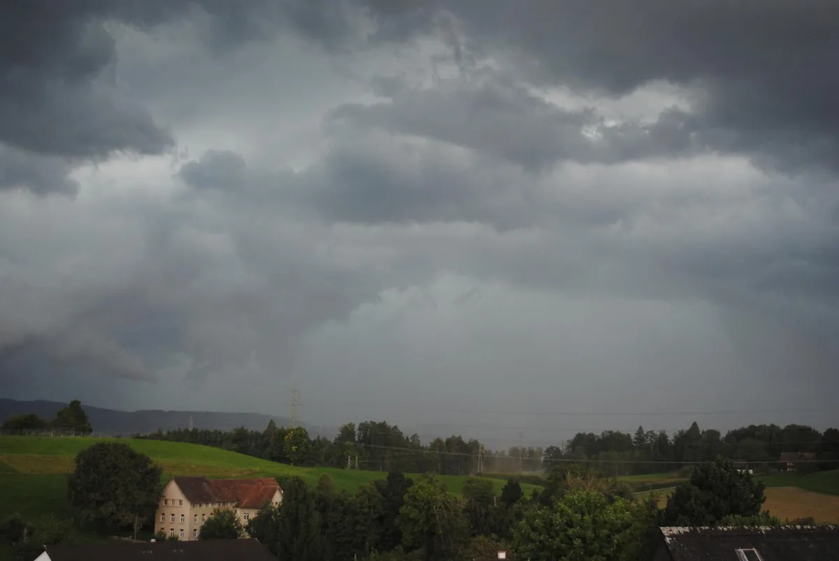 dsc_0199-1_preview Aufziehendes Gewitter über dem Pfannenstiel am 24.8.2017, Blick vom Sack her Richtung Villa Ra. (Archivbild: Manuel Reimann)