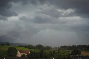 dsc_0199-1_preview Aufziehendes Gewitter über dem Pfannenstiel am 24.8.2017, Blick vom Sack her Richtung Villa Ra. (Archivbild: Manuel Reimann)