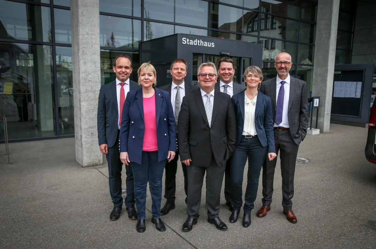 André Ingold (SVP, rechts) übernimmt die Nachfolge von Lothar Ziörjen (BDP), der nach drei Legislaturen nicht mehr antritt. (Bild: Nathalie Guinand), Der langjährige Stadtpräsident Lothar Ziörjen verkündet die Resultate. (Bild: Nathalie Guinand), SP und Grüne feiern ihre Sitzgewinne. (Bild: Nathalie Guinand), So haben die Kandidierenden abgeschnitten. (Grafik: ZO), André Ingold ging als klarer Sieger hervor. (Grafik: ZO)