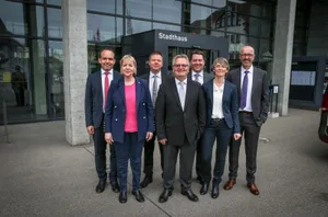 duebendorf_15042018_wahlenduebendorf_nag-6_preview André Ingold (SVP, rechts) übernimmt die Nachfolge von Lothar Ziörjen (BDP), der nach drei Legislaturen nicht mehr antritt. (Bild: Nathalie Guinand), Der langjährige Stadtpräsident Lothar Ziörjen verkündet die Resultate. (Bild: Nathalie Guinand), SP und Grüne feiern ihre Sitzgewinne. (Bild: Nathalie Guinand), So haben die Kandidierenden abgeschnitten. (Grafik: ZO), André Ingold ging als klarer Sieger hervor. (Grafik: ZO)
