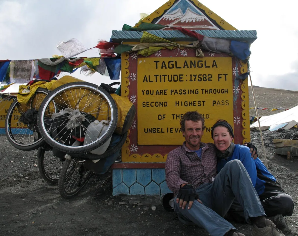 Die «Velocos» erreichten in Indien den zweithöchsten Pass der Welt. (Bild:PD), In Kambodscha erhielten sie einen Taxi-Transport der anderen Art. (Bild:PD), Die «Fahrradnomaden» auf einem Salzsee in Bolivien. (Bild:PD)